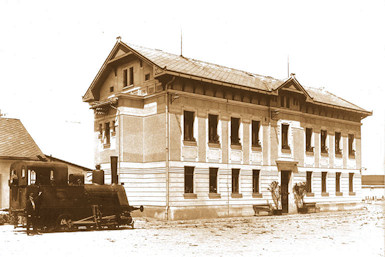 Bürogebäude der Zuckerfabrik mit der Lokomotive der Schleppbahn – Jahr 1920